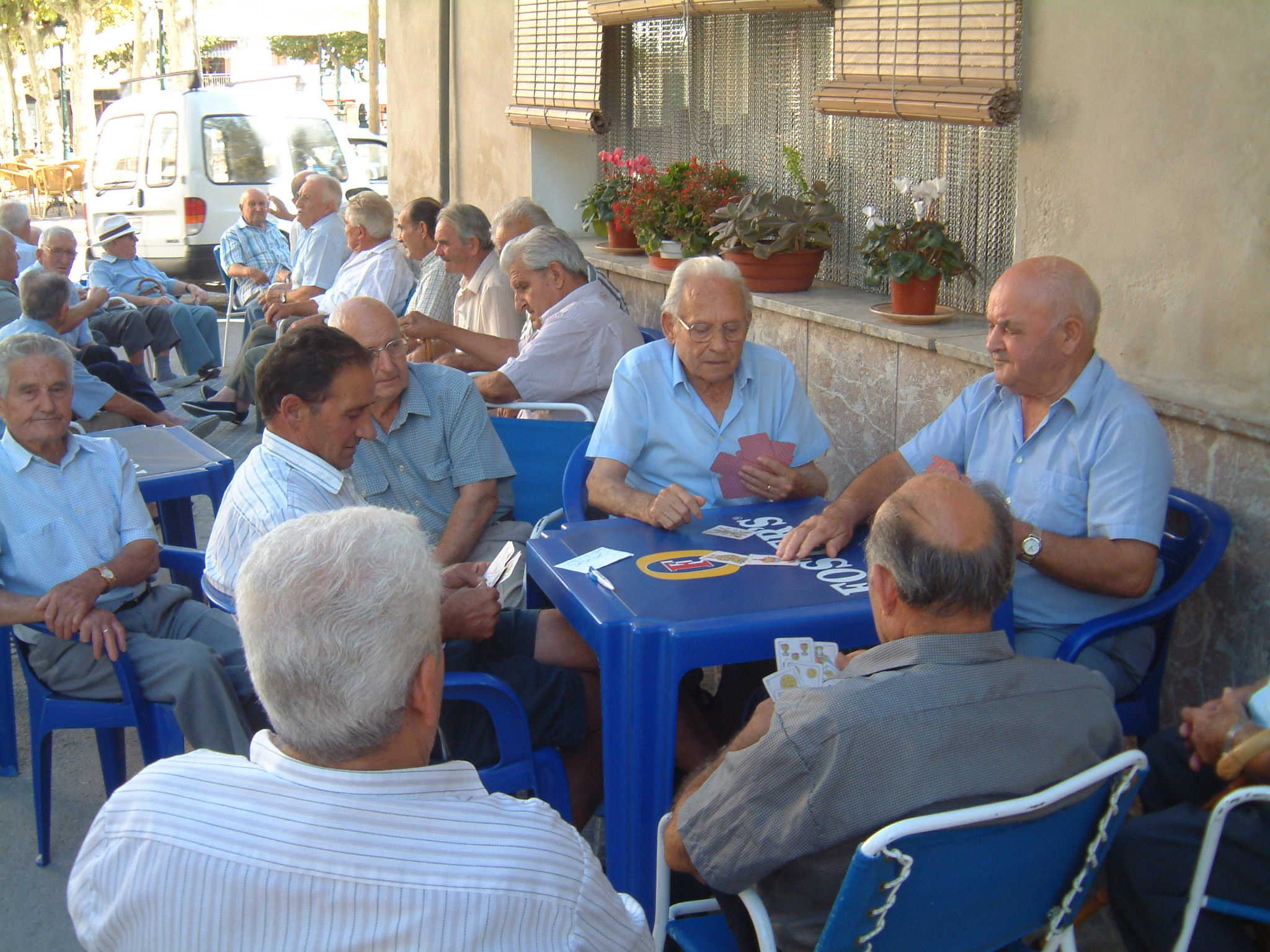 Quatre jugadors al voltant d'una taula, jugant una partida de terceti
